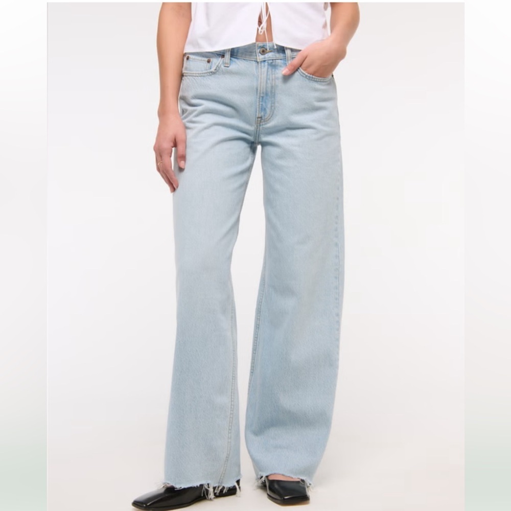 NWT Abercrombie & Fitch Low Rise Ultra Loose Jean size 33L Light Destroy Hem​